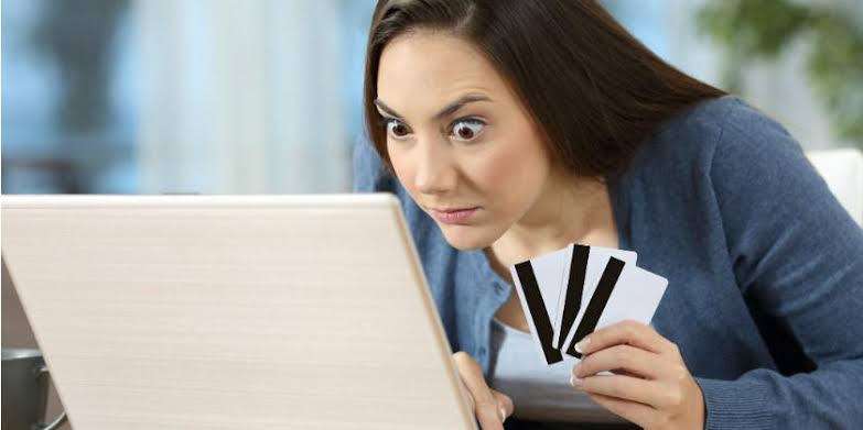 mujer desesperada por comprar en internet