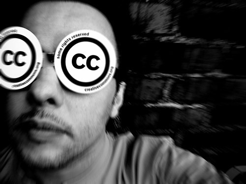 persona con pegatinas que dicen cc